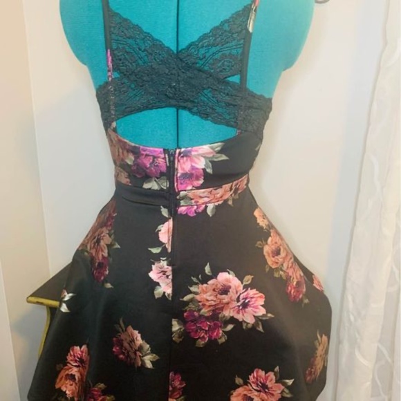 Women's Floral & Lace Cocktail Mini Dress - Picture 2 of 2